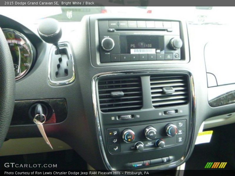 Bright White / Black 2015 Dodge Grand Caravan SE