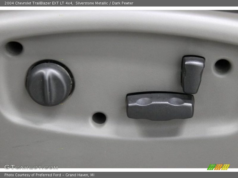 Silverstone Metallic / Dark Pewter 2004 Chevrolet TrailBlazer EXT LT 4x4