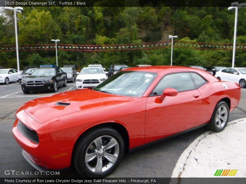 Front 3/4 View of 2015 Challenger SXT