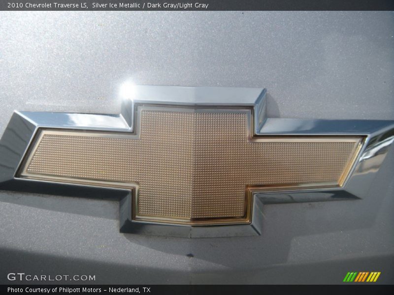 Silver Ice Metallic / Dark Gray/Light Gray 2010 Chevrolet Traverse LS