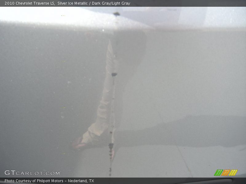 Silver Ice Metallic / Dark Gray/Light Gray 2010 Chevrolet Traverse LS
