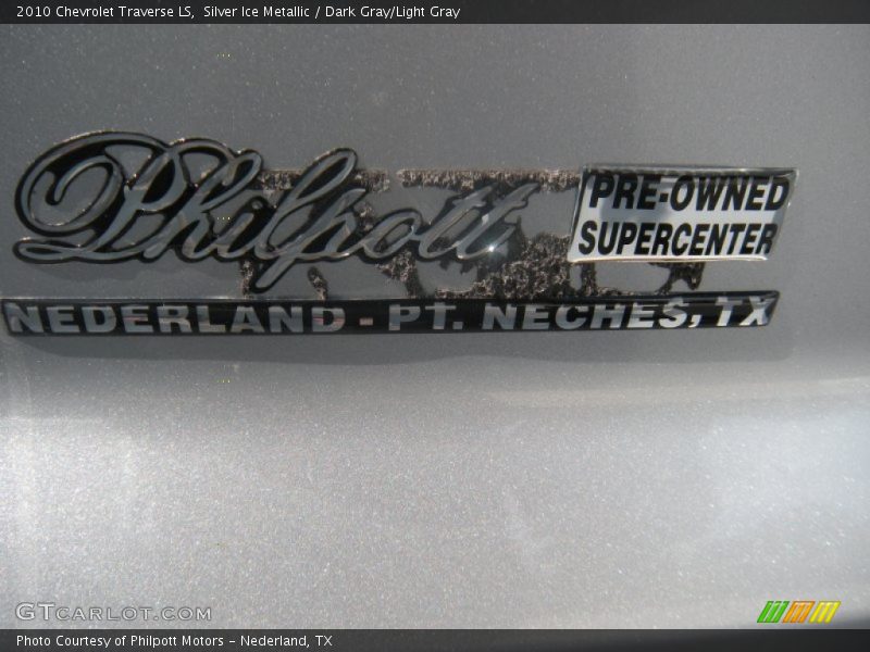 Silver Ice Metallic / Dark Gray/Light Gray 2010 Chevrolet Traverse LS