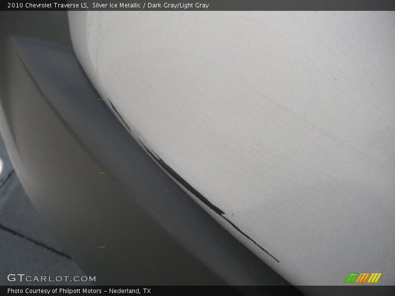 Silver Ice Metallic / Dark Gray/Light Gray 2010 Chevrolet Traverse LS