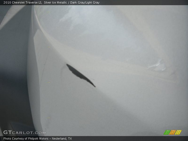 Silver Ice Metallic / Dark Gray/Light Gray 2010 Chevrolet Traverse LS
