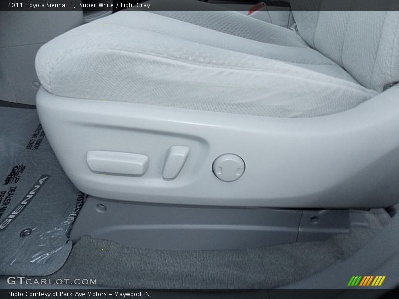 Super White / Light Gray 2011 Toyota Sienna LE