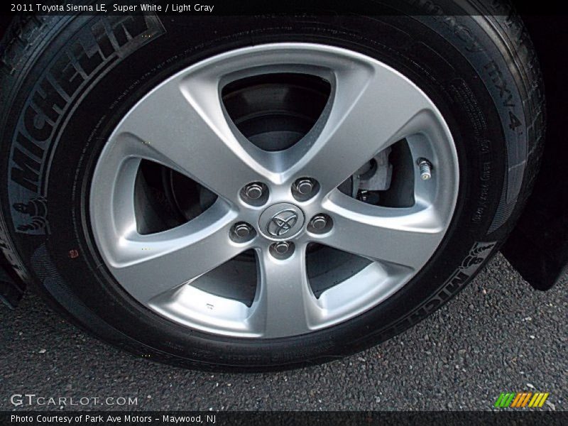 Super White / Light Gray 2011 Toyota Sienna LE