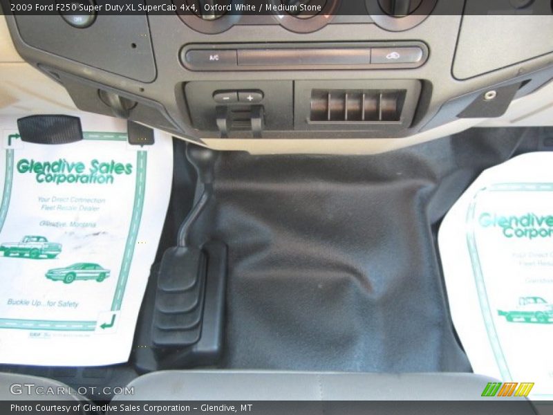 Oxford White / Medium Stone 2009 Ford F250 Super Duty XL SuperCab 4x4