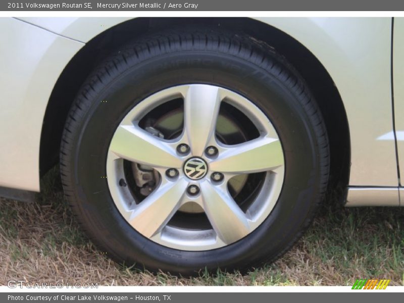 Mercury Silver Metallic / Aero Gray 2011 Volkswagen Routan SE