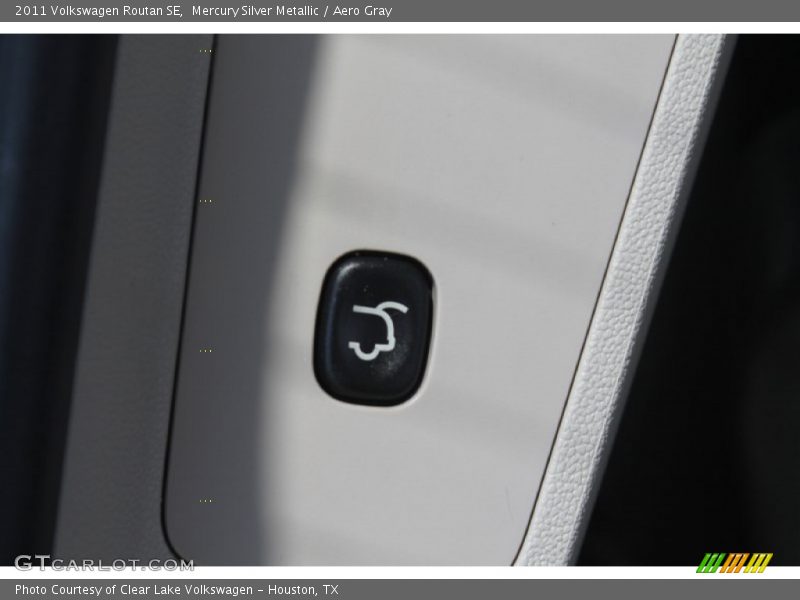 Mercury Silver Metallic / Aero Gray 2011 Volkswagen Routan SE