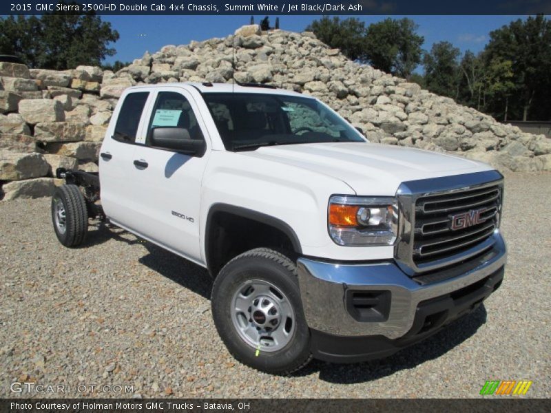 Front 3/4 View of 2015 Sierra 2500HD Double Cab 4x4 Chassis