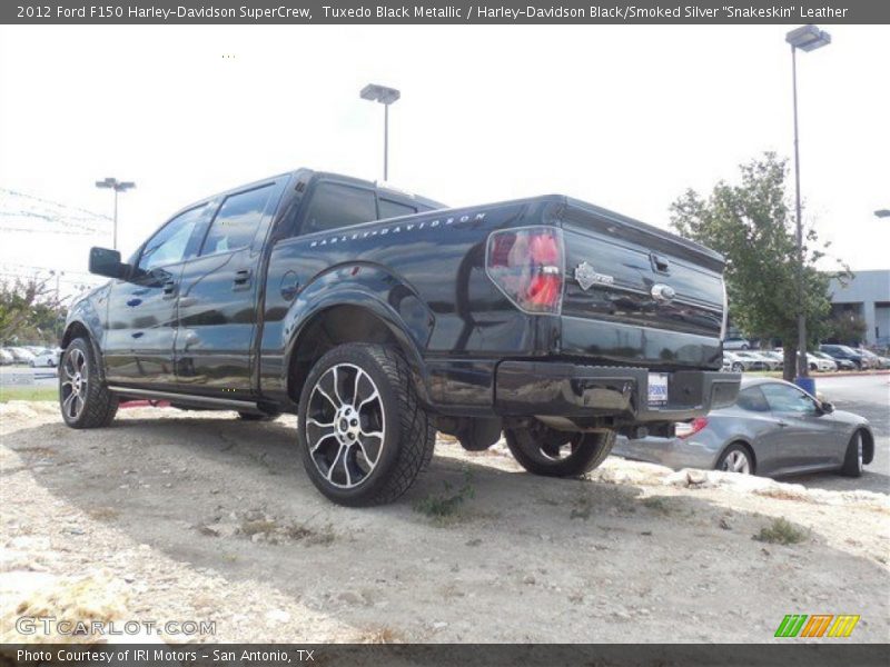Tuxedo Black Metallic / Harley-Davidson Black/Smoked Silver 
