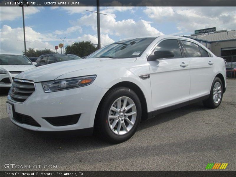Oxford White / Dune 2015 Ford Taurus SE