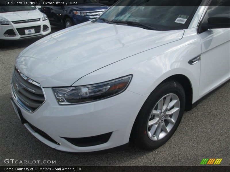 Oxford White / Dune 2015 Ford Taurus SE
