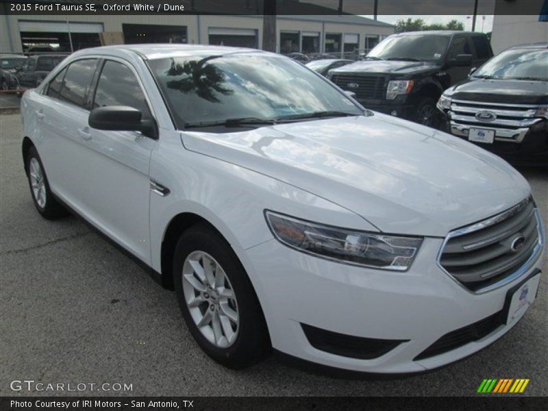 Oxford White / Dune 2015 Ford Taurus SE