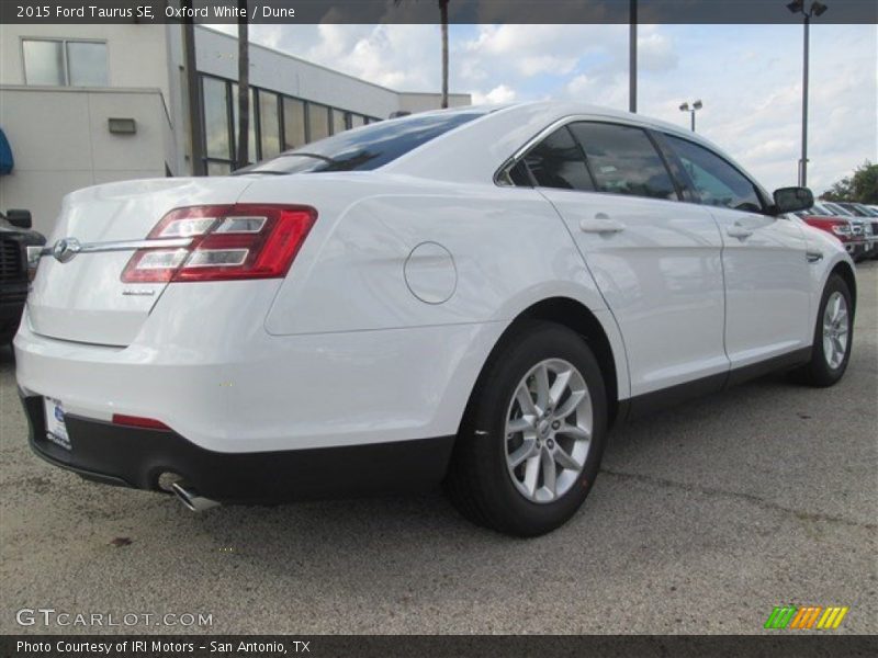 Oxford White / Dune 2015 Ford Taurus SE