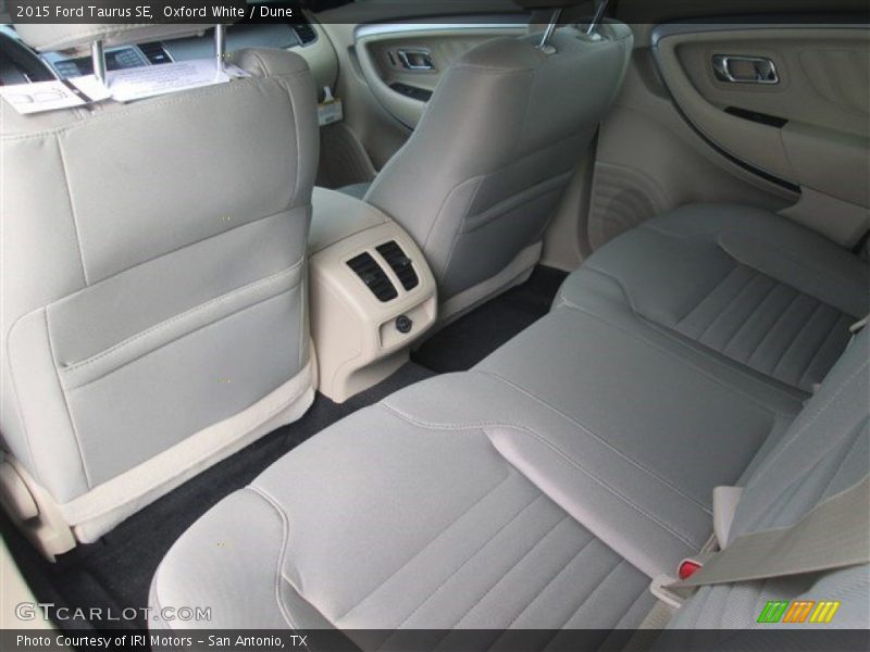 Oxford White / Dune 2015 Ford Taurus SE