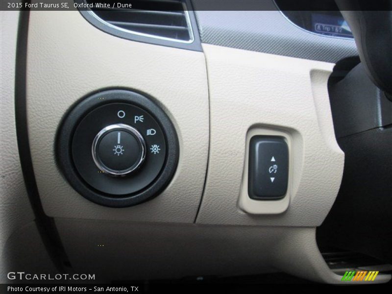 Oxford White / Dune 2015 Ford Taurus SE