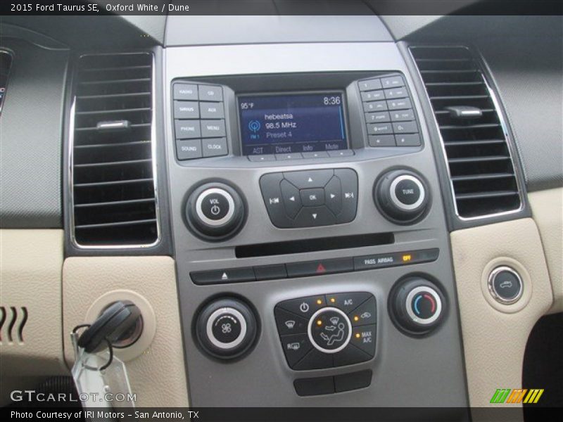 Oxford White / Dune 2015 Ford Taurus SE