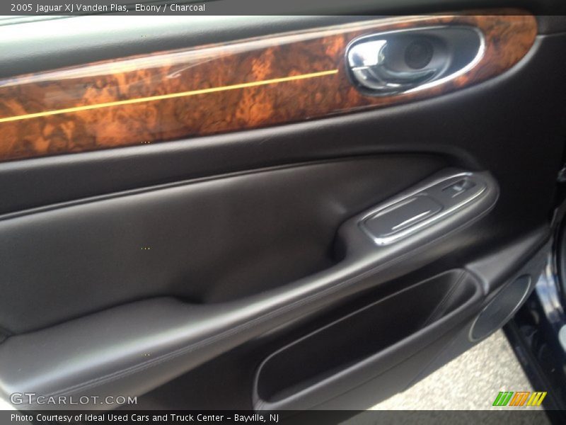 Ebony / Charcoal 2005 Jaguar XJ Vanden Plas