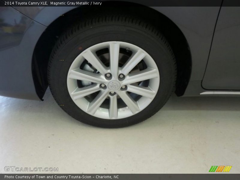 Magnetic Gray Metallic / Ivory 2014 Toyota Camry XLE