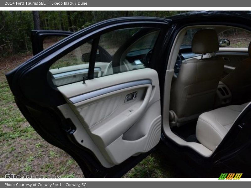 Tuxedo Black / Dune 2014 Ford Taurus SEL