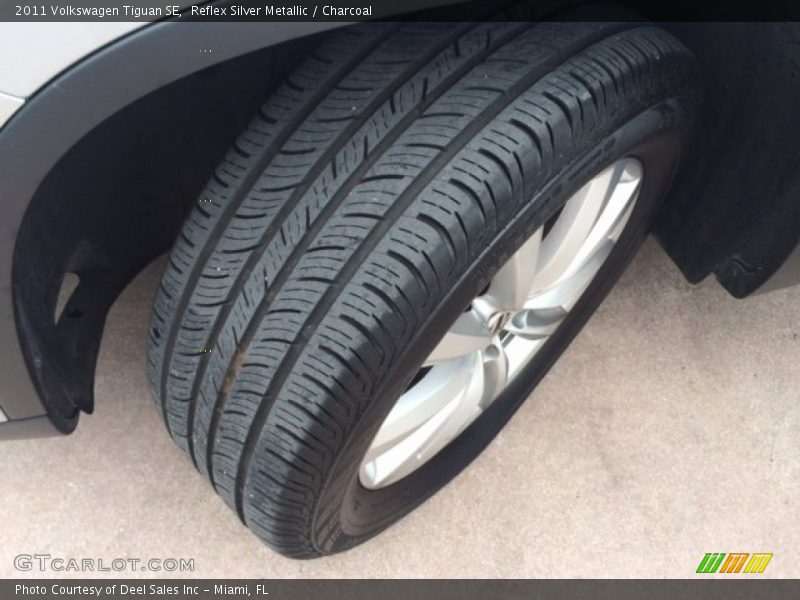 Reflex Silver Metallic / Charcoal 2011 Volkswagen Tiguan SE