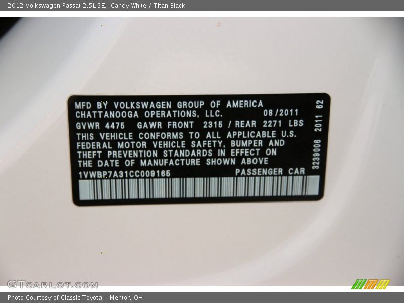 Candy White / Titan Black 2012 Volkswagen Passat 2.5L SE