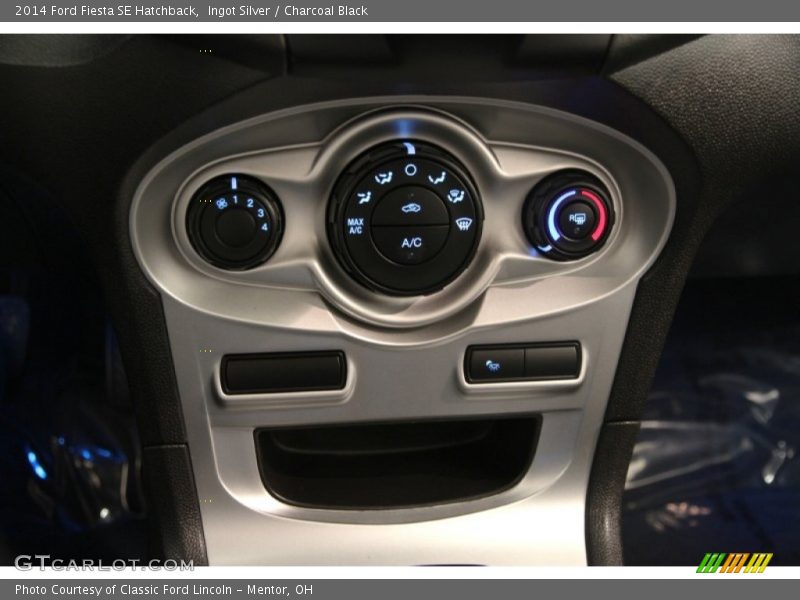 Ingot Silver / Charcoal Black 2014 Ford Fiesta SE Hatchback