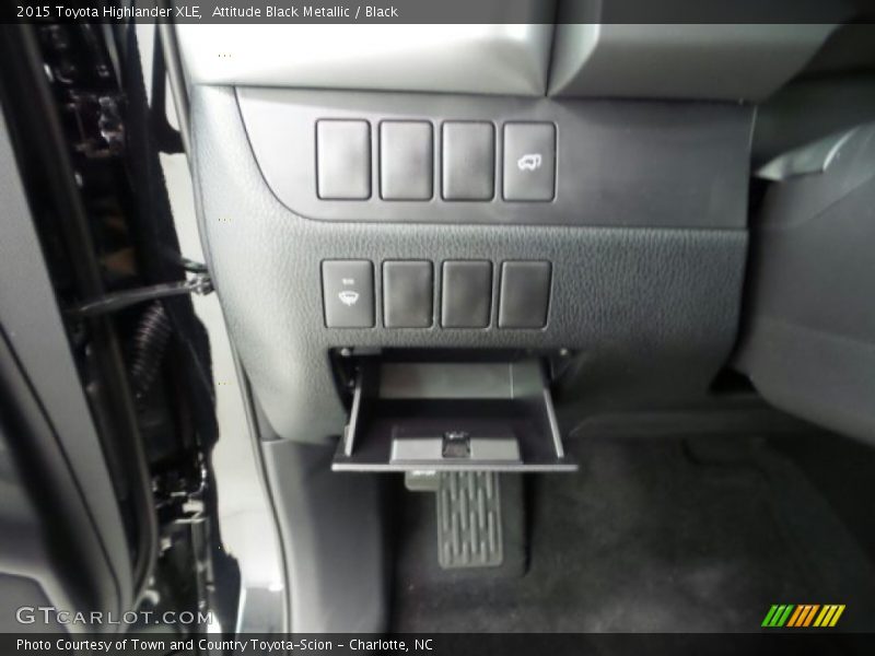 Attitude Black Metallic / Black 2015 Toyota Highlander XLE