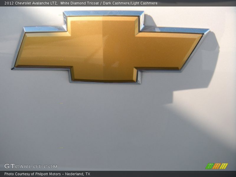 White Diamond Tricoat / Dark Cashmere/Light Cashmere 2012 Chevrolet Avalanche LTZ