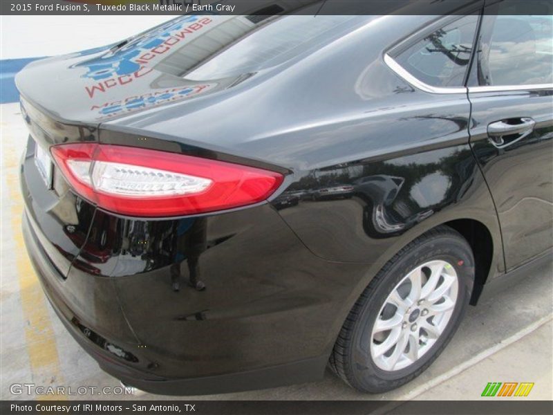 Tuxedo Black Metallic / Earth Gray 2015 Ford Fusion S