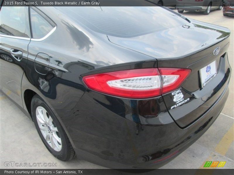 Tuxedo Black Metallic / Earth Gray 2015 Ford Fusion S