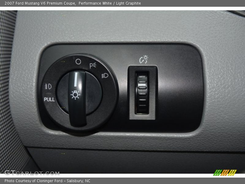 Performance White / Light Graphite 2007 Ford Mustang V6 Premium Coupe