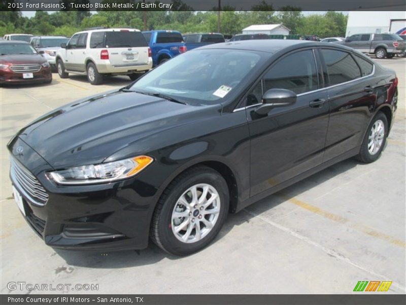 Front 3/4 View of 2015 Fusion S