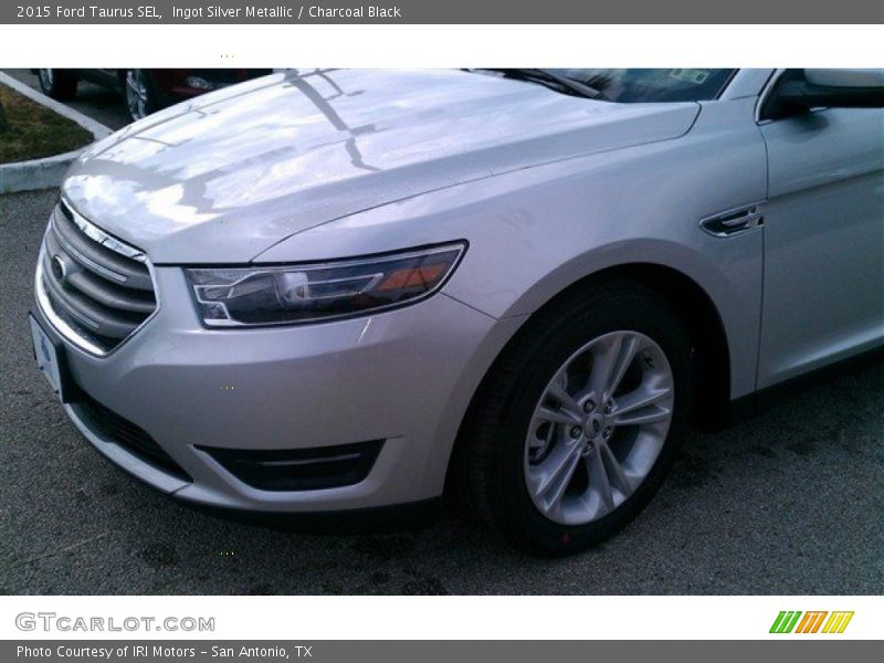 Ingot Silver Metallic / Charcoal Black 2015 Ford Taurus SEL