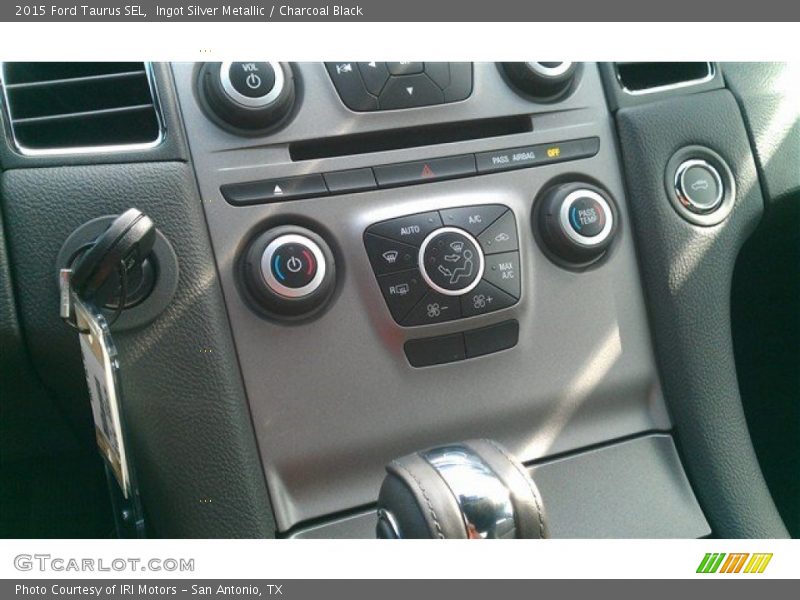 Ingot Silver Metallic / Charcoal Black 2015 Ford Taurus SEL