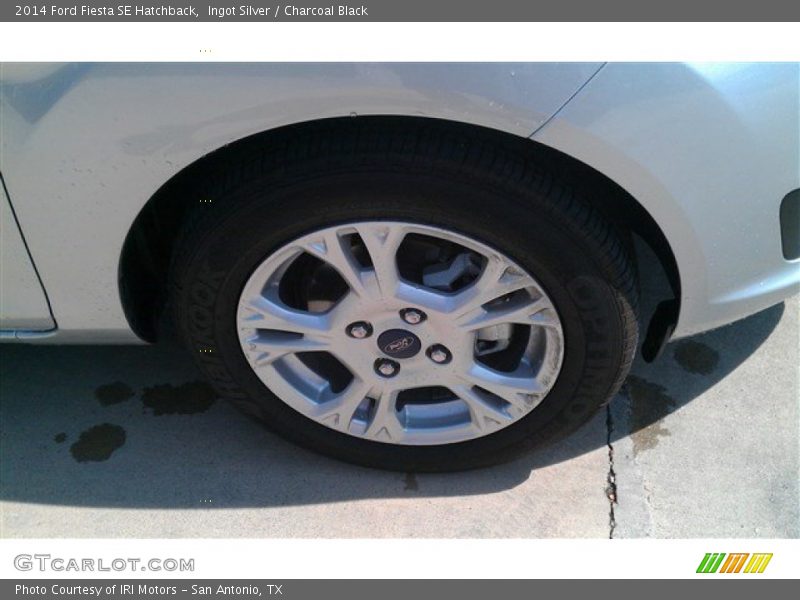 Ingot Silver / Charcoal Black 2014 Ford Fiesta SE Hatchback