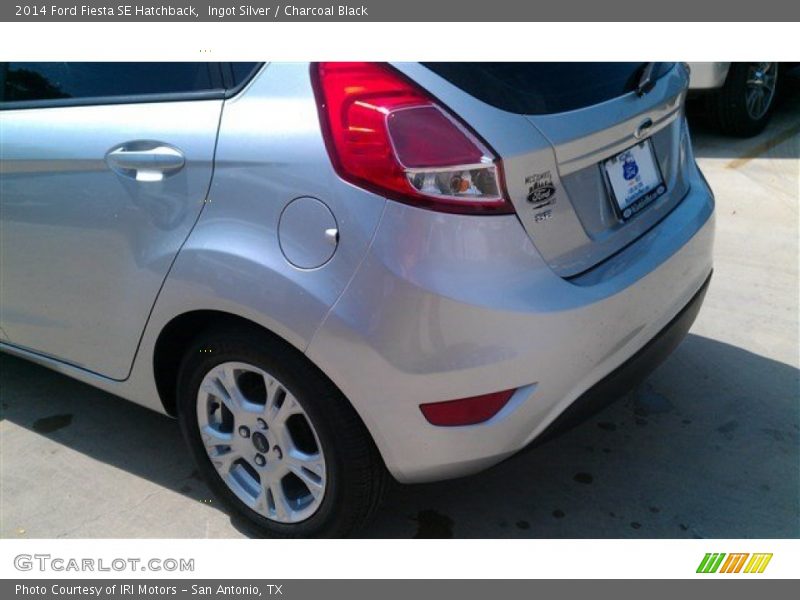 Ingot Silver / Charcoal Black 2014 Ford Fiesta SE Hatchback