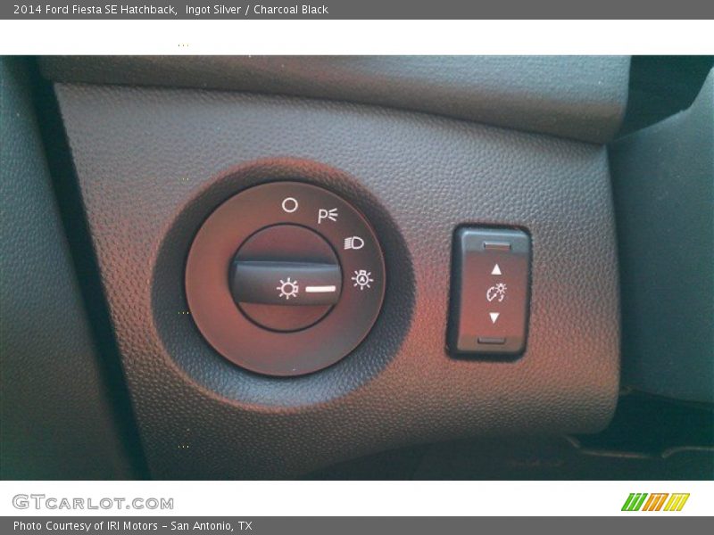 Ingot Silver / Charcoal Black 2014 Ford Fiesta SE Hatchback