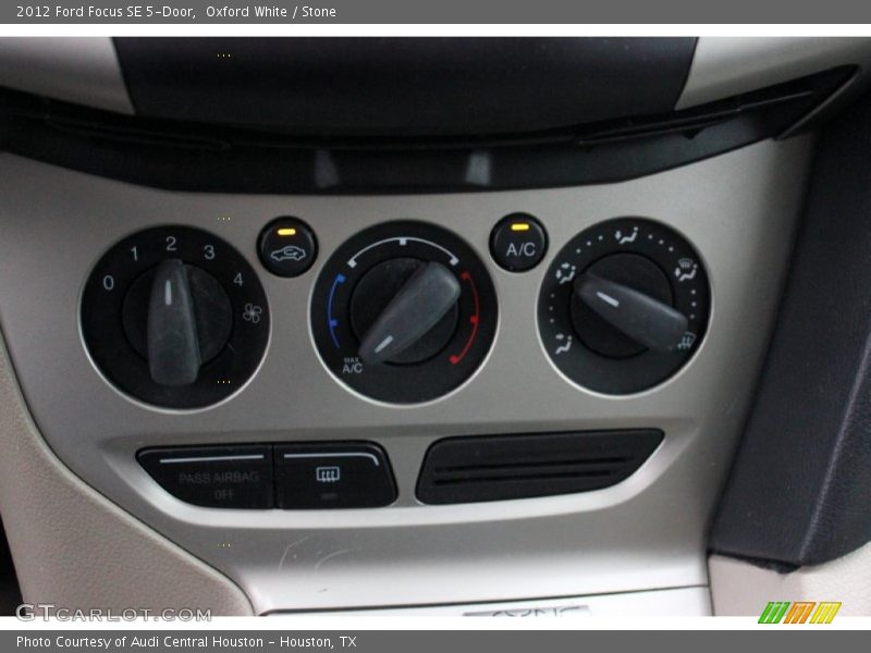 Oxford White / Stone 2012 Ford Focus SE 5-Door