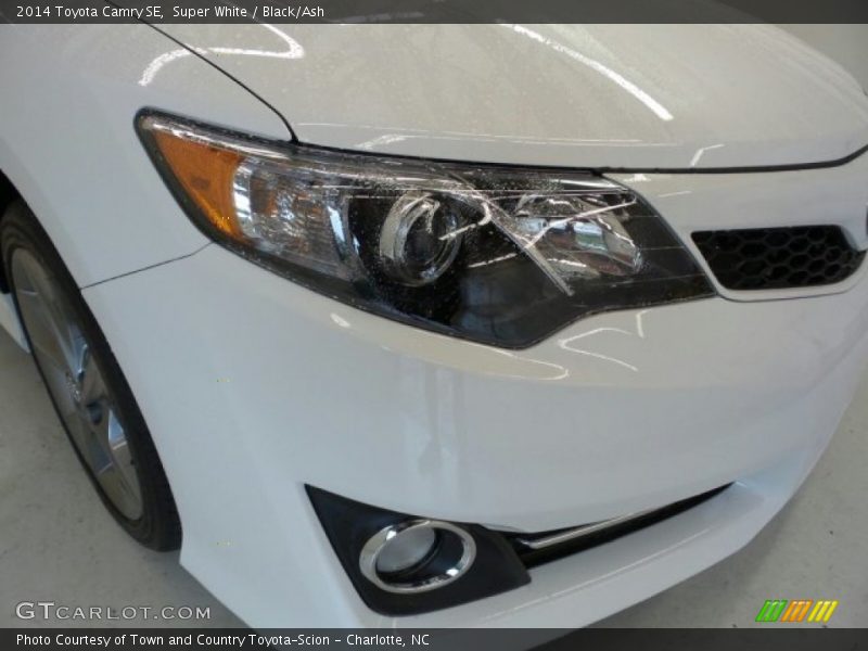Super White / Black/Ash 2014 Toyota Camry SE