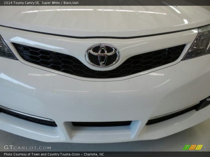 Super White / Black/Ash 2014 Toyota Camry SE