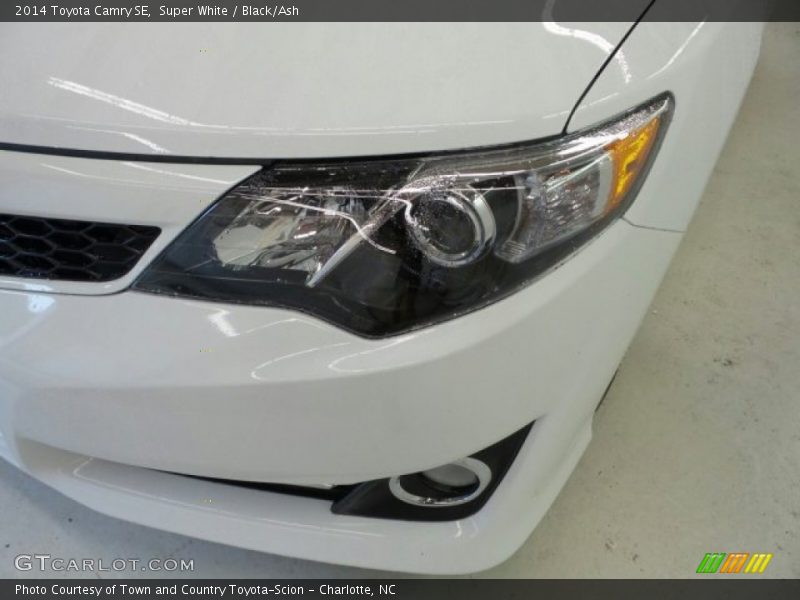 Super White / Black/Ash 2014 Toyota Camry SE