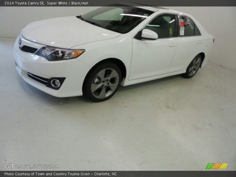 Super White / Black/Ash 2014 Toyota Camry SE