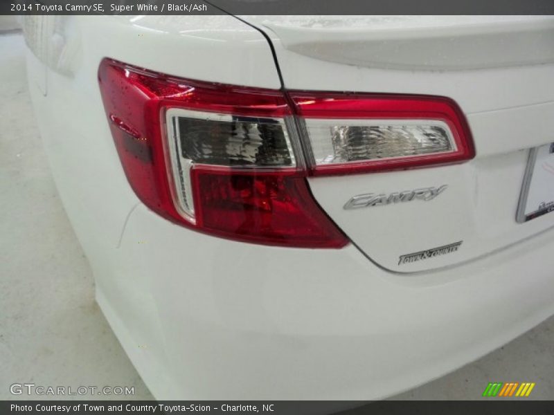 Super White / Black/Ash 2014 Toyota Camry SE