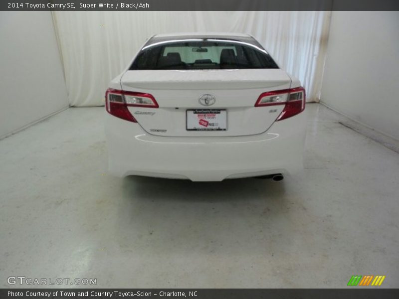 Super White / Black/Ash 2014 Toyota Camry SE