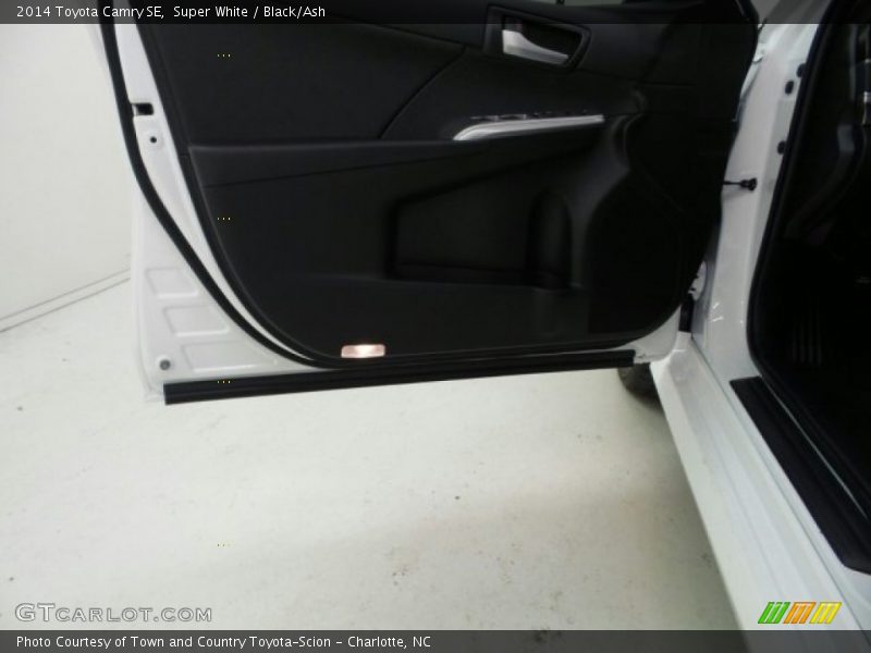 Super White / Black/Ash 2014 Toyota Camry SE