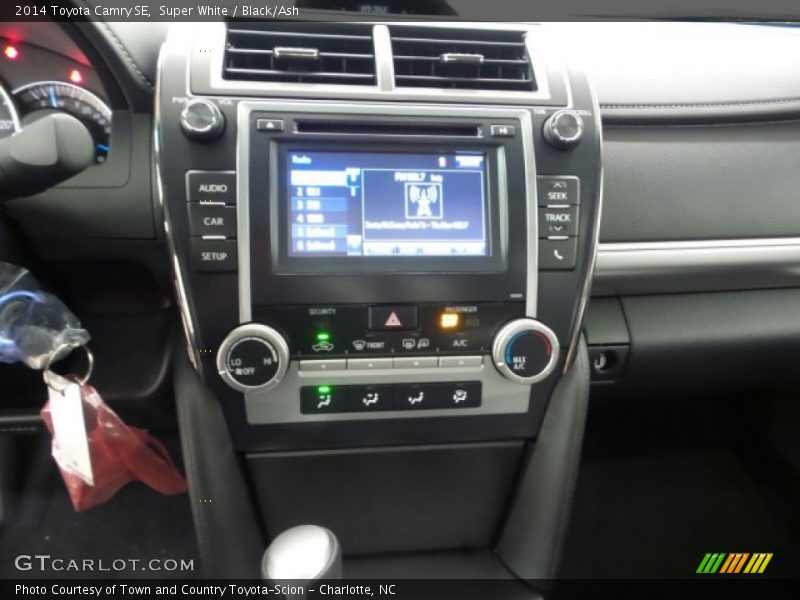 Super White / Black/Ash 2014 Toyota Camry SE