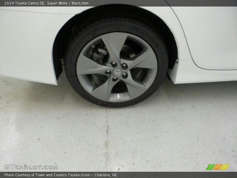 Super White / Black/Ash 2014 Toyota Camry SE