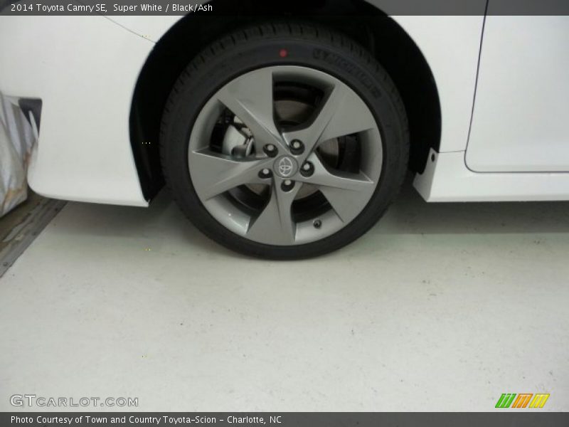 Super White / Black/Ash 2014 Toyota Camry SE